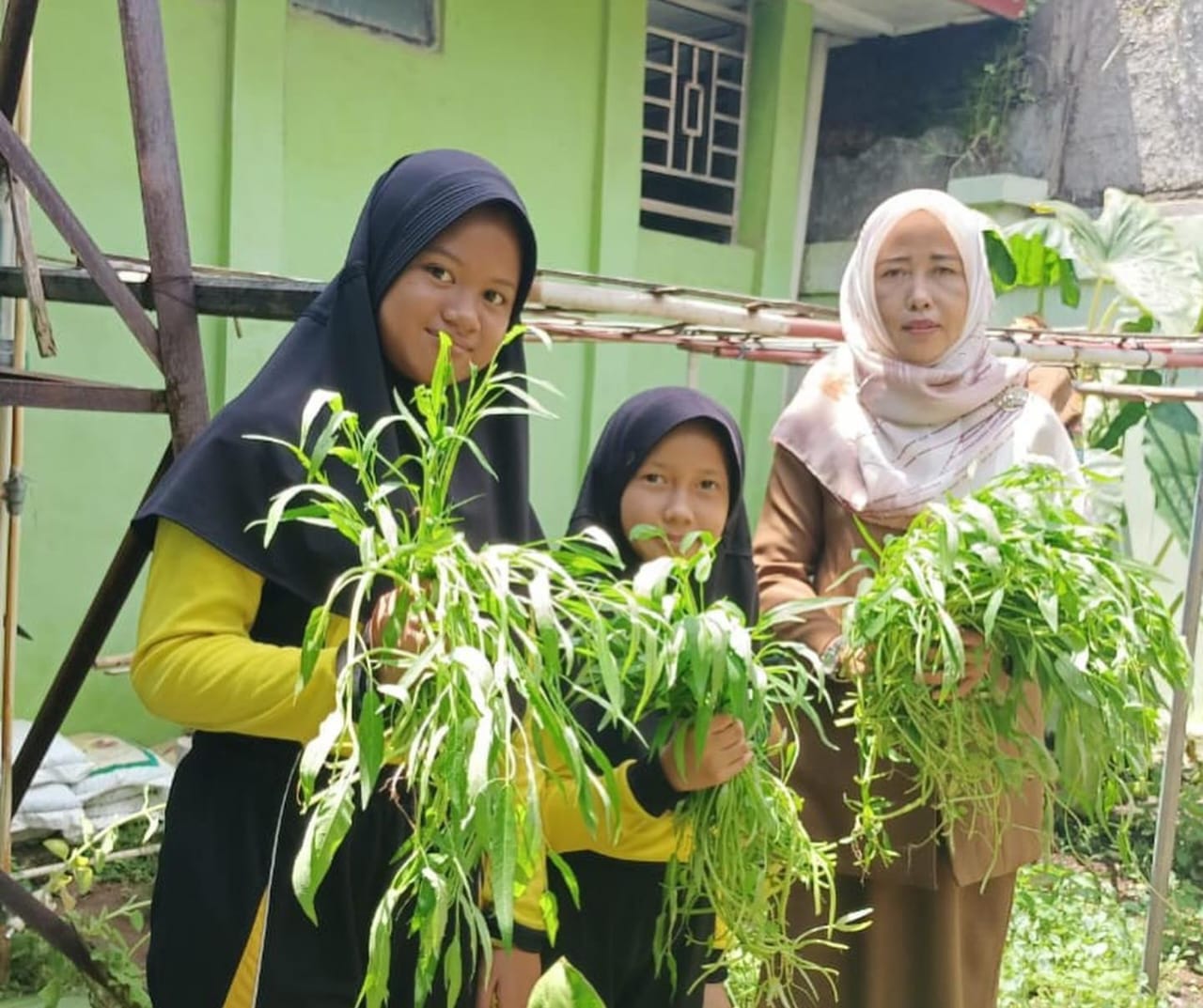 SDN Kampung Melayu III Ajak Siswa Lakukan Bercocok Tanam 