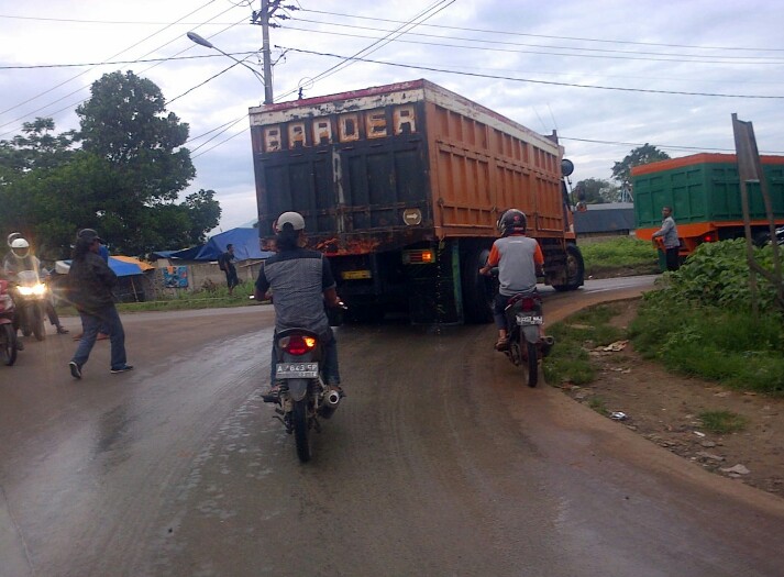 Bupati Hasbi Keluarkan Surat Edaran, Operasional Truk Berat Hanya Malam Hari