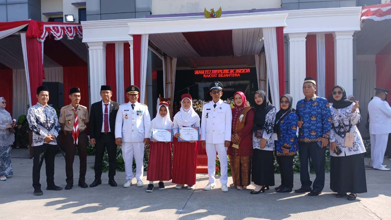 Nandya dan Davina  Terima Penghargaan