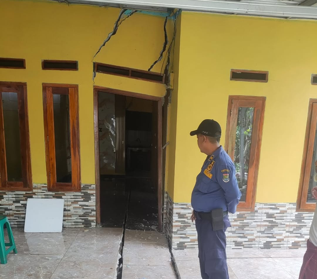 Pergeseran Tanah Lima Rumah Terancam Ambruk