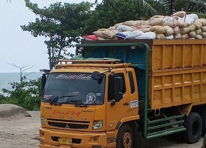Satpol PP Hentikan Pengangkutan Pasir Laut