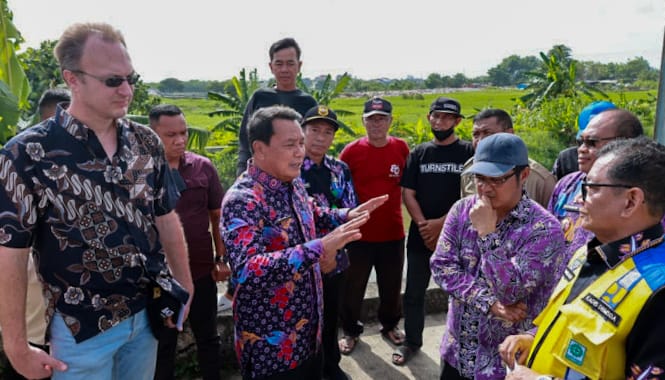 Belanda Bantu Tangani Banjir di Vila Tomang Baru, Bupati Dialog dengan Warga Terkait Penanganan Banjir