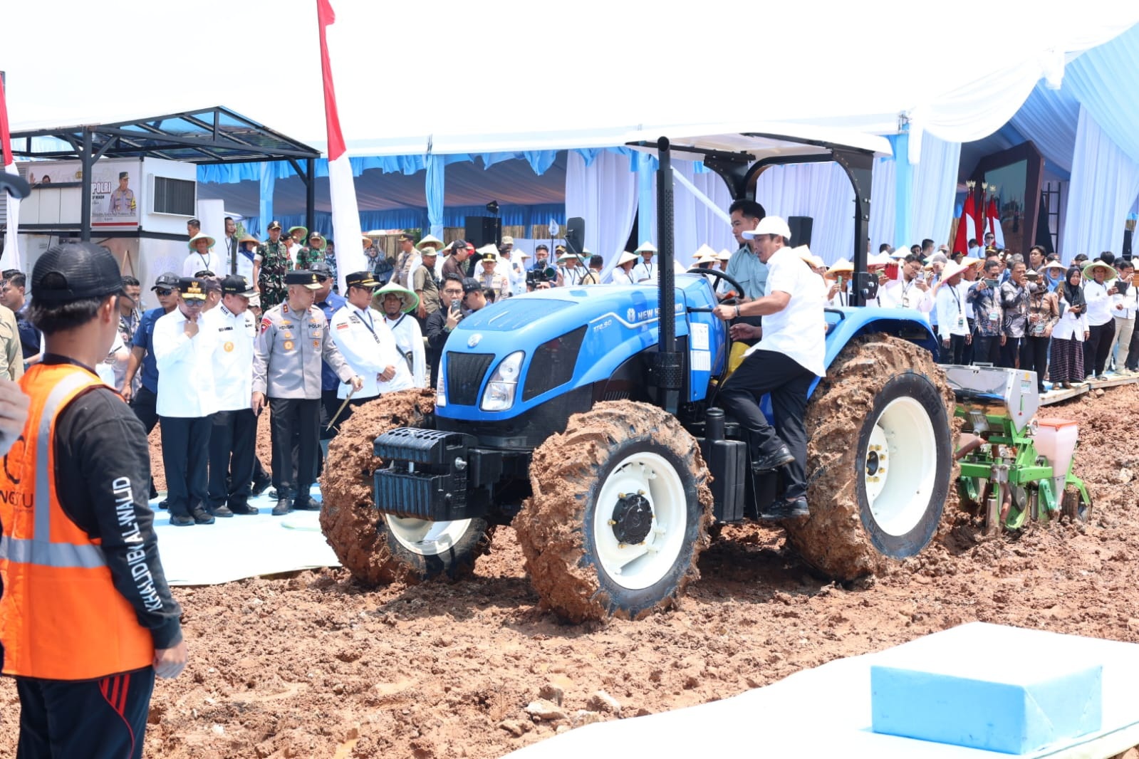 Ketahanan Pangan Nasional Potensi Yang Harus Dijaga, Wapres Gibran Naik Traktor Melakukan Penanaman Jagung