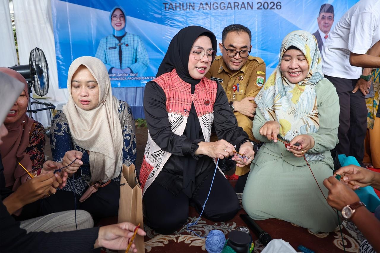 Perempuan dan Generasi Muda Dilatih Merajut