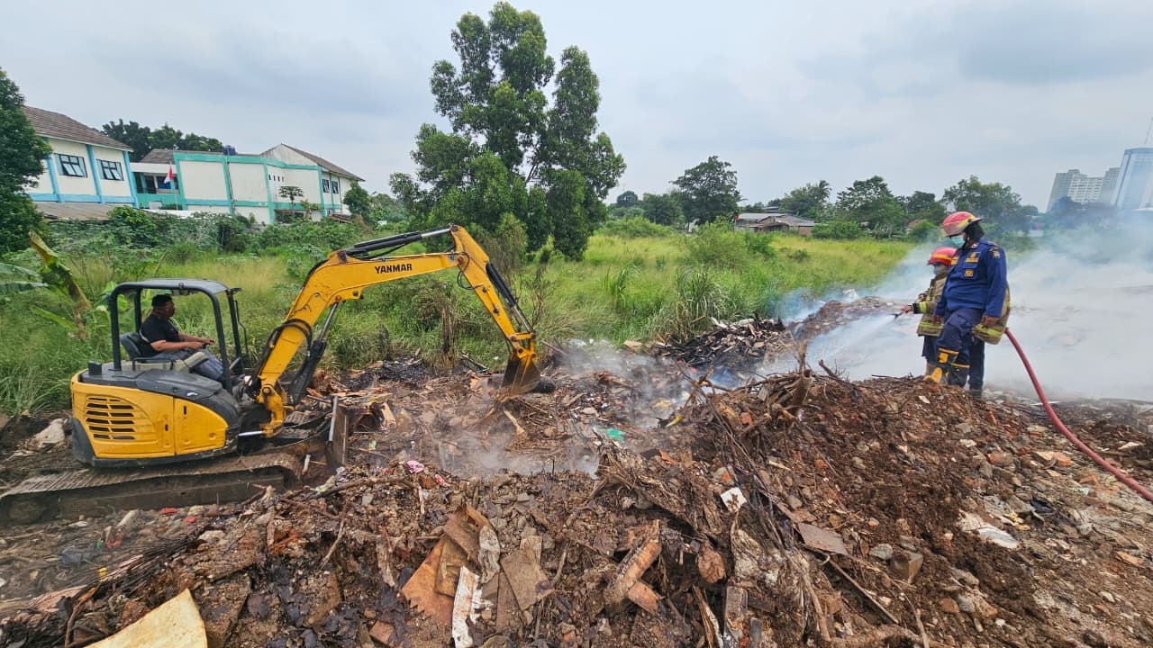 Tumpukan Sampah di Lahan Kosong Depan Kantor Walikota Terbakar