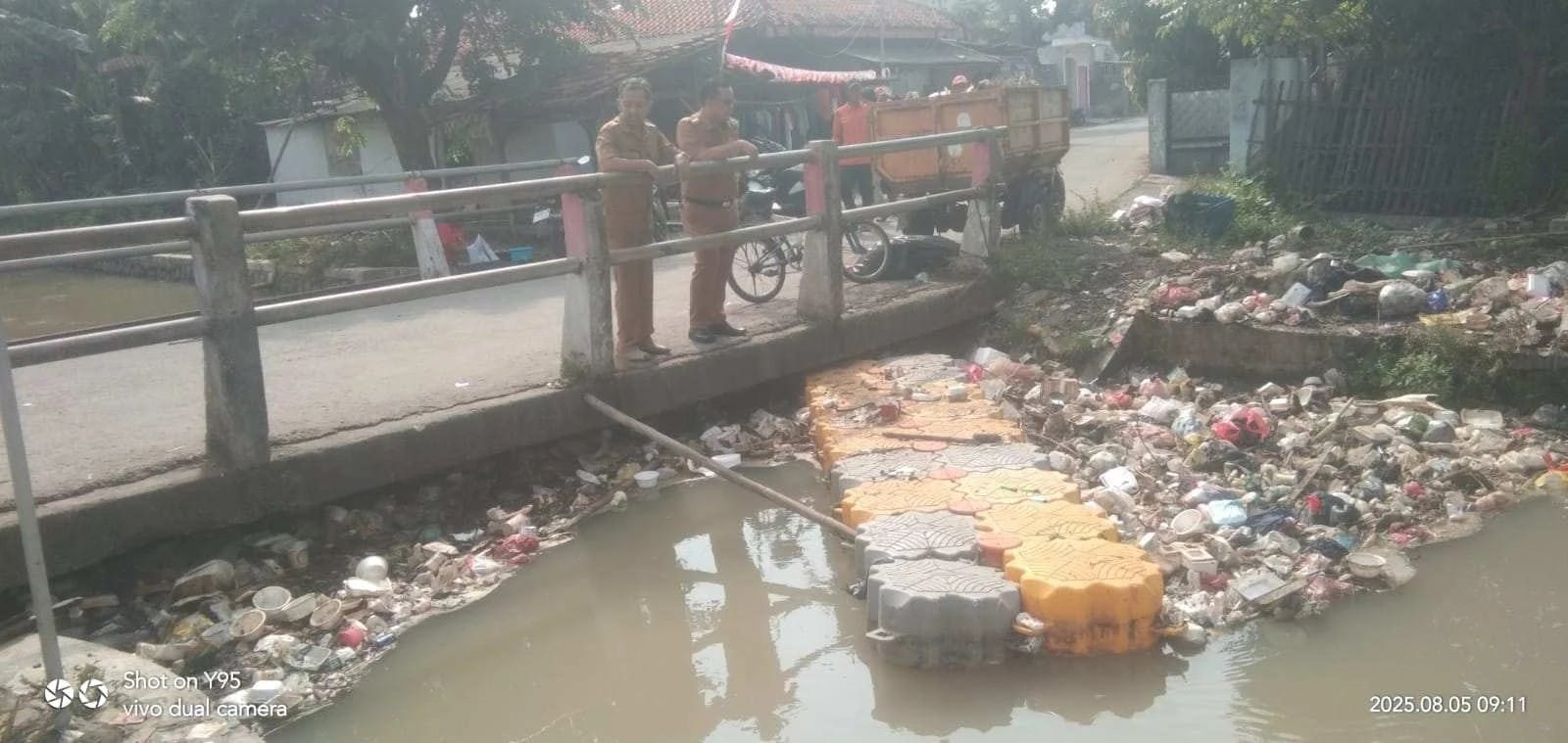 Camat Sukadiri dan DLHK Kolaborasi Bersihkan Kali Sipon di Jembatan Kebon Kelapa