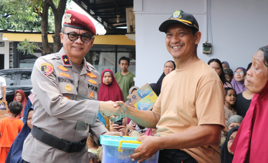  Mabes Polri Serahkan Ratusan Paket Sembako kepada Korban Banjir di Kota Tangerang