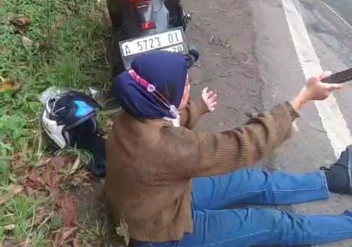 Pemotor Berjatuhan Akibat Tumpahan Solar