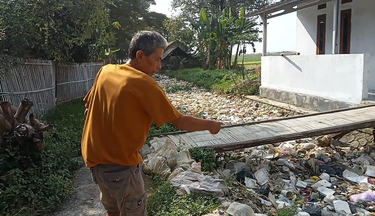 Sungai Sepanjang Satu Kilometer di Desa Susukan Dipenuhi Sampah