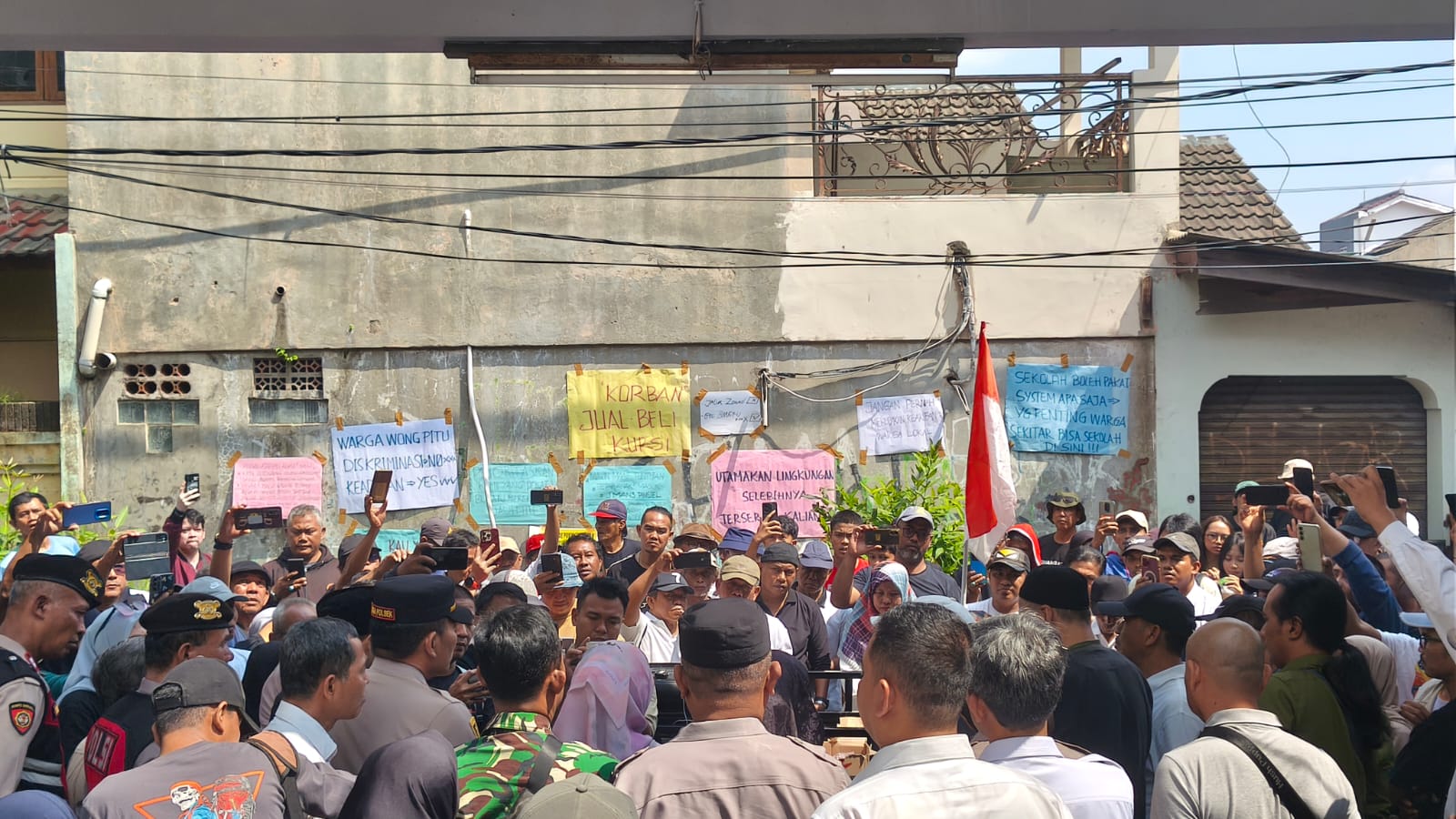Anak Tidak Diterima Sekolah, Ratusan Warga Geruduk SMAN 3 Tangsel