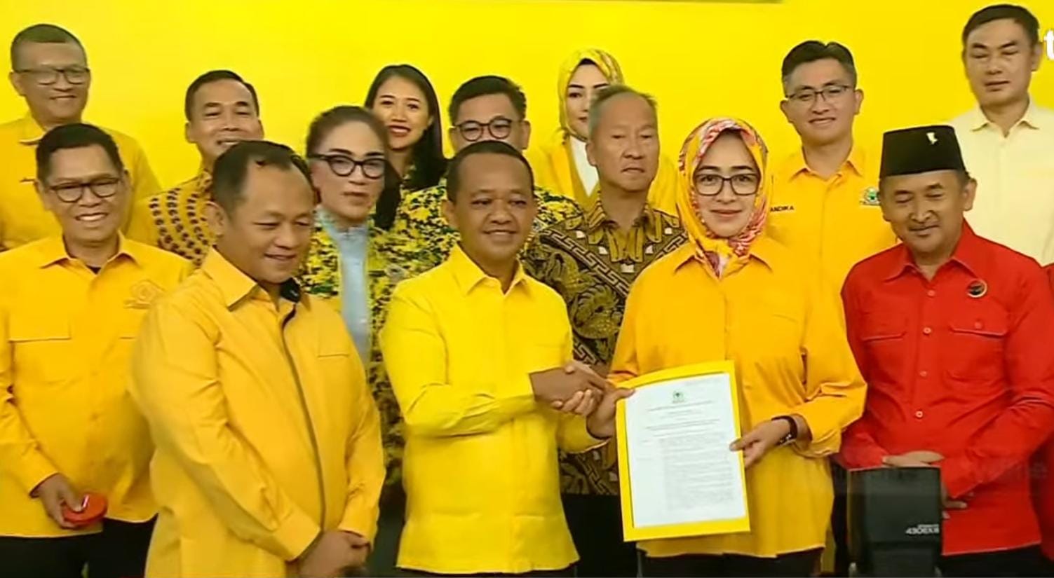 Golkar Resmi Usung Airin-Ade di Pilgub Banten    Bahlil: Anak Golkar Harus Diantarkan oleh Ibu Kandungnya