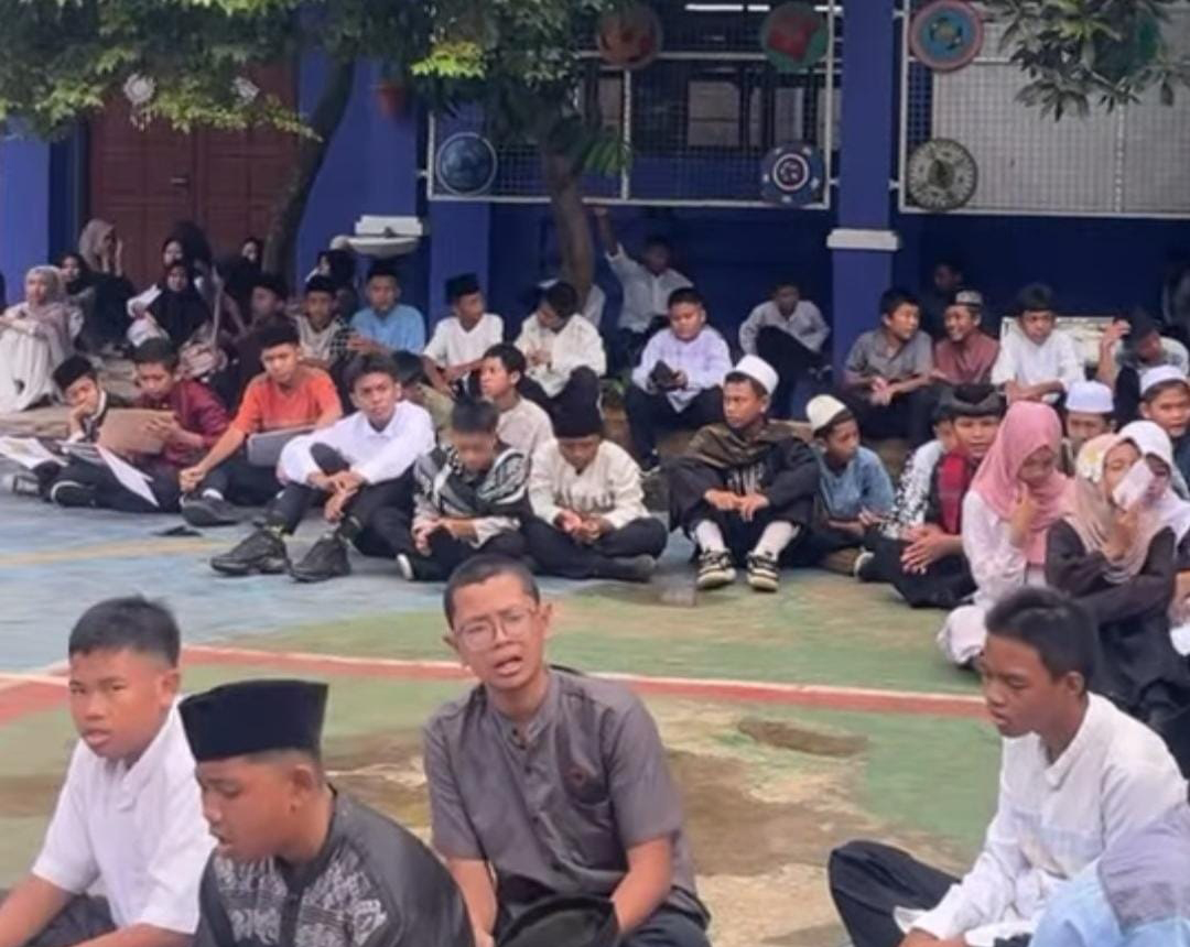 Siswa dan Guru Kenakan Baju Muslim Sambut Hari Santri 2025, SMPN 2 Curug ’Berubah’ Jadi Pondok Pesantren