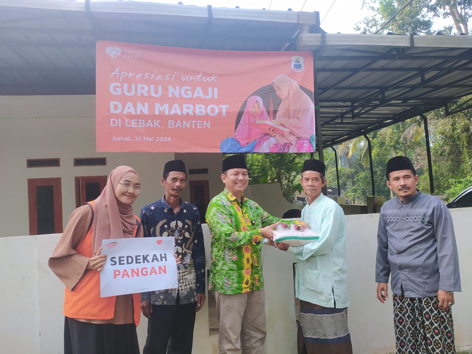 Rumah Zakat Bintaro Salurkan Bantuan Apresiasi Guru Ngaji dan Marbot Mesjid di Lebak