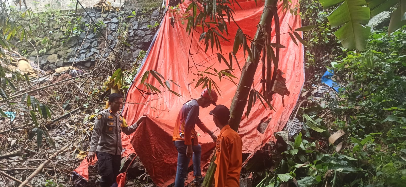 Hujan Deras Semalaman Terjadi Longsor di Kelurahan Kademangan Kecamatan  Setu