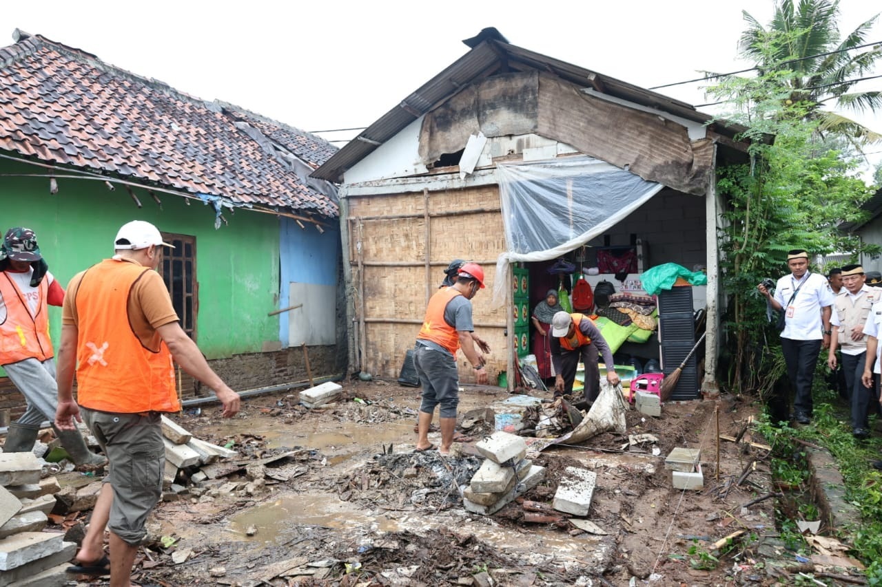 Bupati Bangun Rumah Korban Puting Beliung