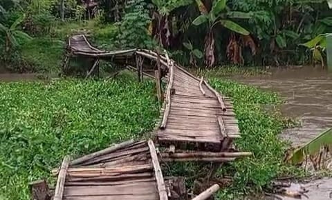 Jembatan Bambu Ambrol, Akses Warga Terputus