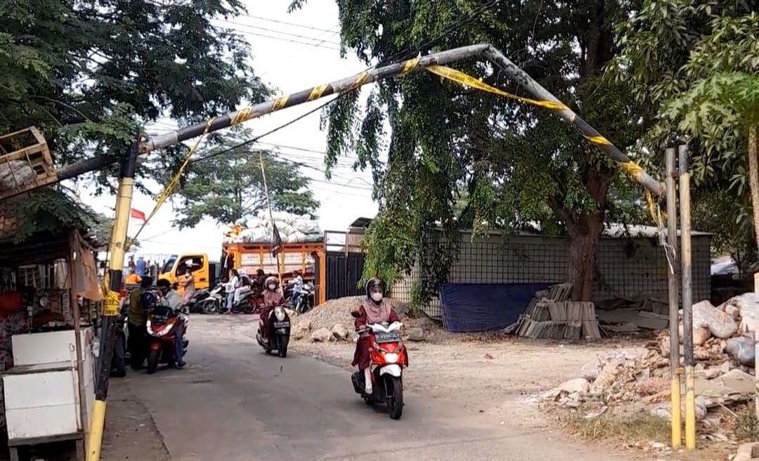 Rantai dan Portal yang Digaris Polisi menuju Galian Tanah Desa Gintung Dirusak