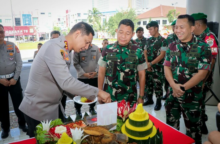 Doa dan Syukuran, TNI Beri Kejutan di Hari Bhayangkara ke-79 kepada Polres Metro Tangerang Kota