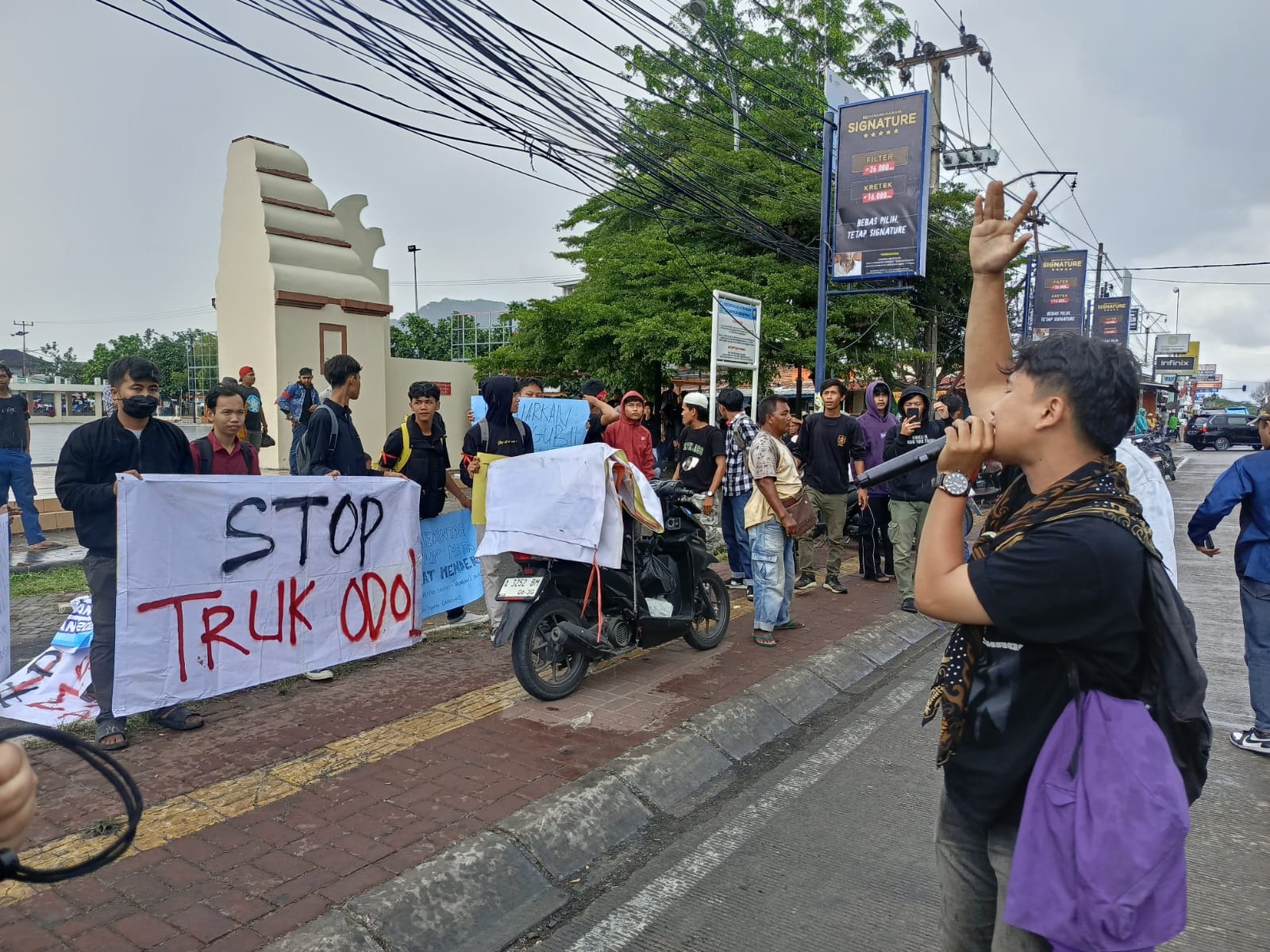 Tindak Truk Odol, Pendemo Minta Pemprov Banten dan Pemkab Tegas