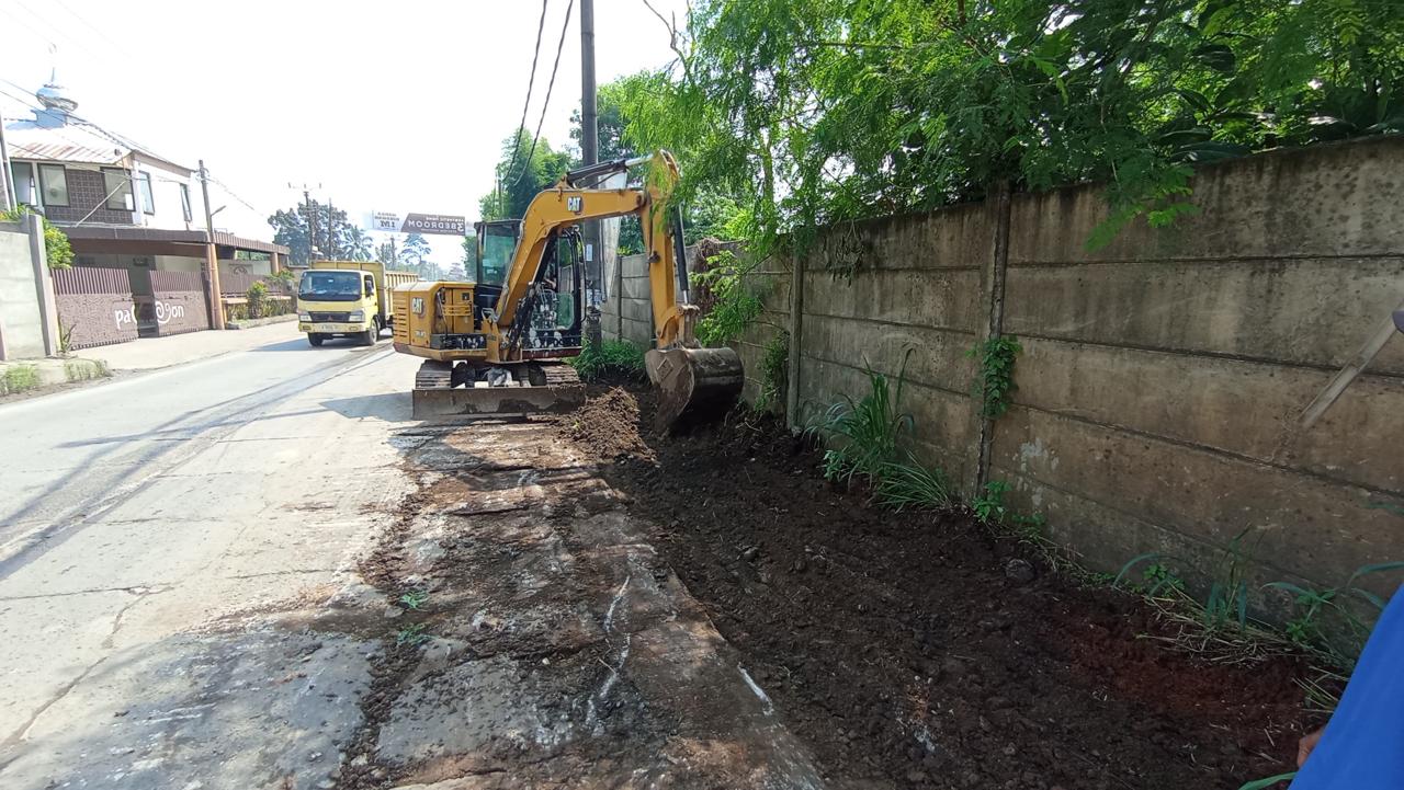 Cegah Genangan di Jalan, UPT Jalan dan Jembatan DBMSDA Kabupaten Tangerang Keruk Sedimen Drainase
