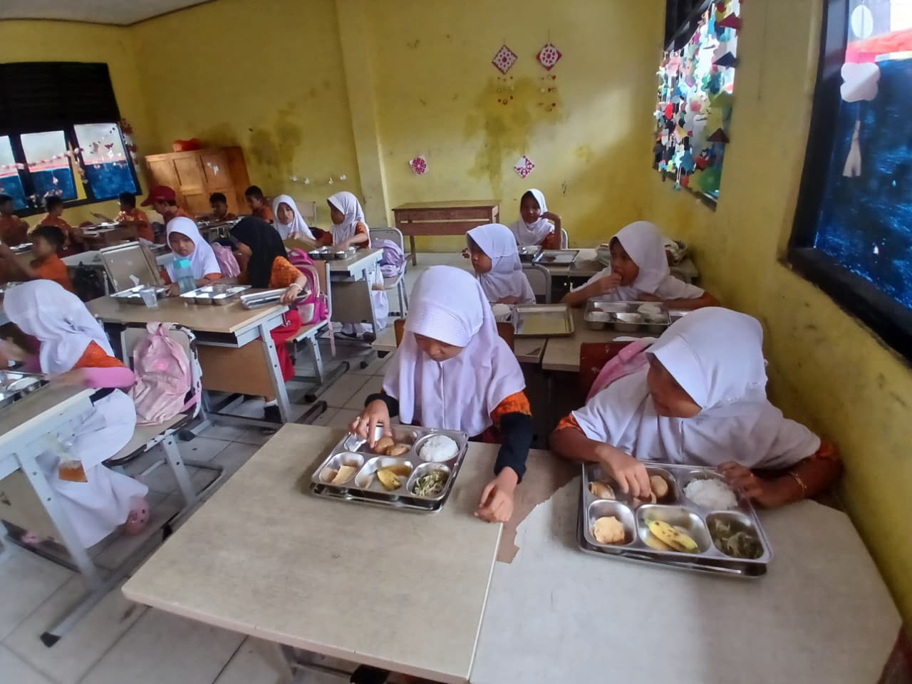 Ratusan Siswa SDN Kramat V Serbu Makanan Bergizi Gratis