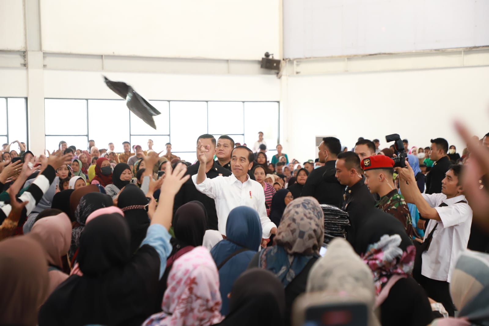 Presiden Jokowi Salurkan Bantuan Beras Bagi Masyarakat Tangerang Selatan
