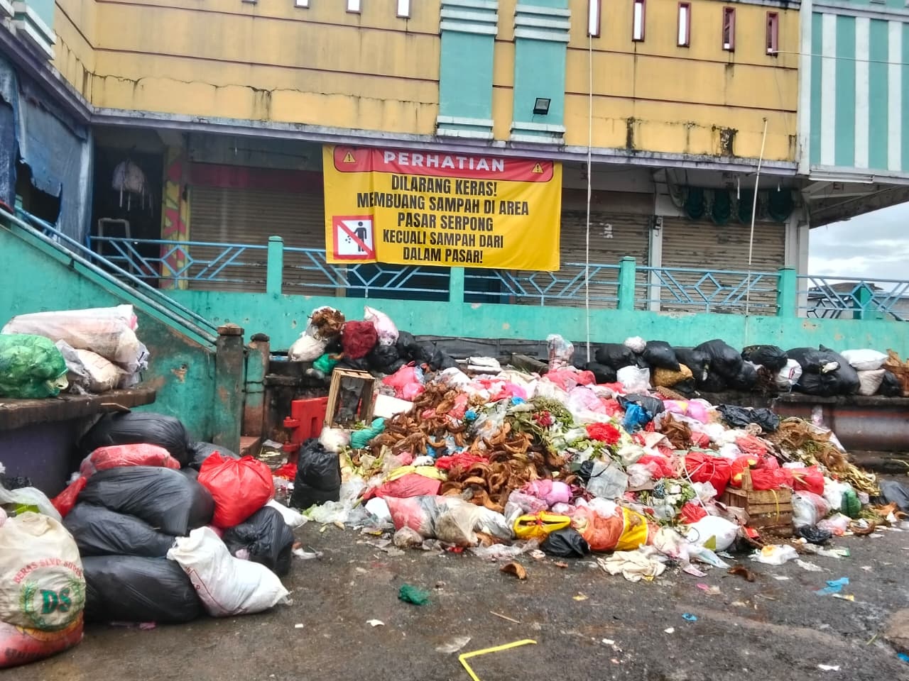 Pedagang Pasar Serpong Keluhkan Sampah di Area Kios