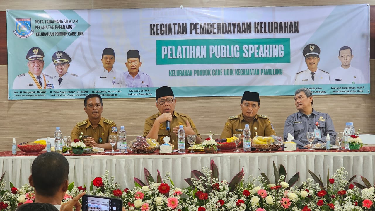 Tingkatkan Rasa Percaya Diri, RT dan RW Kelurahan PCU Dilatih Public Speaking