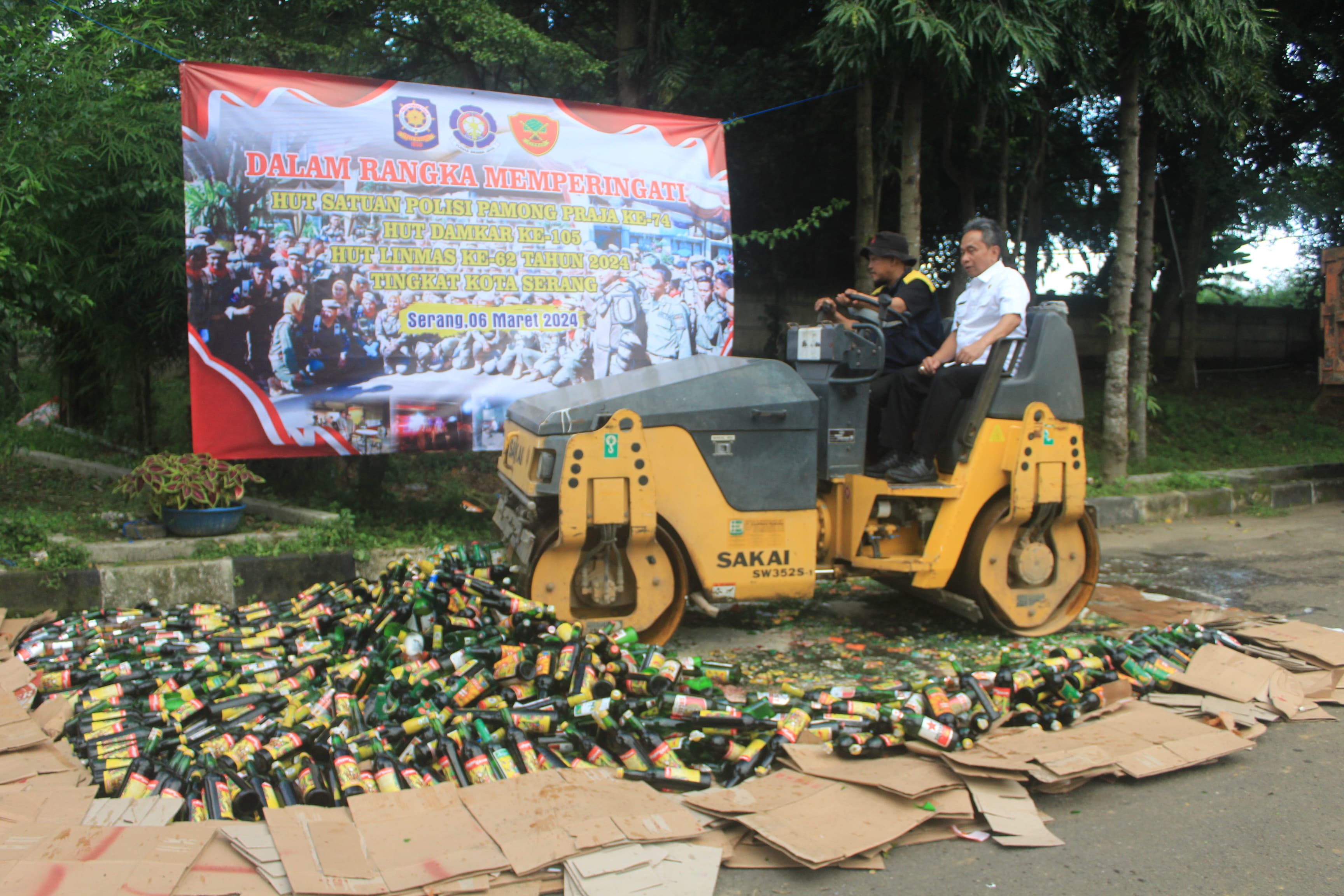 Satpol PP Kota Serang Musnahkan 1.477  Botol Miras