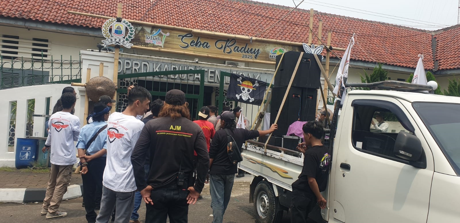 Pendemo Pertanyakan Tunjangan Rp100 Juta Setiap Dewan