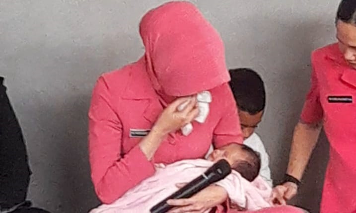 Istri Kapolresta Menangis di Hadapan Anak Yatim