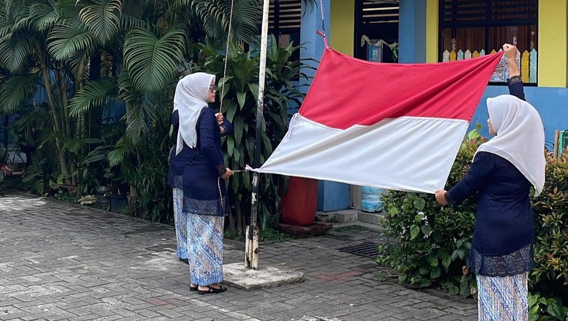 SDN Karawaci 6 Rayakan Hardiknas dengan Upacara Bendera 
