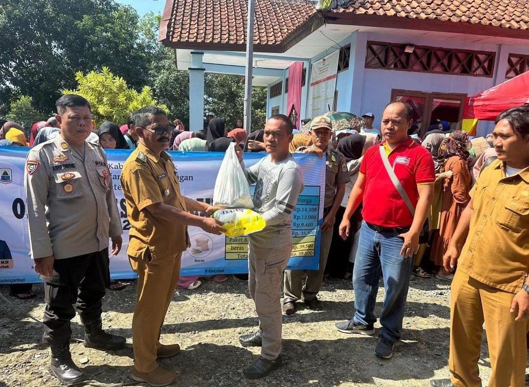 Warga Lebak Serbu Sembako Murah 