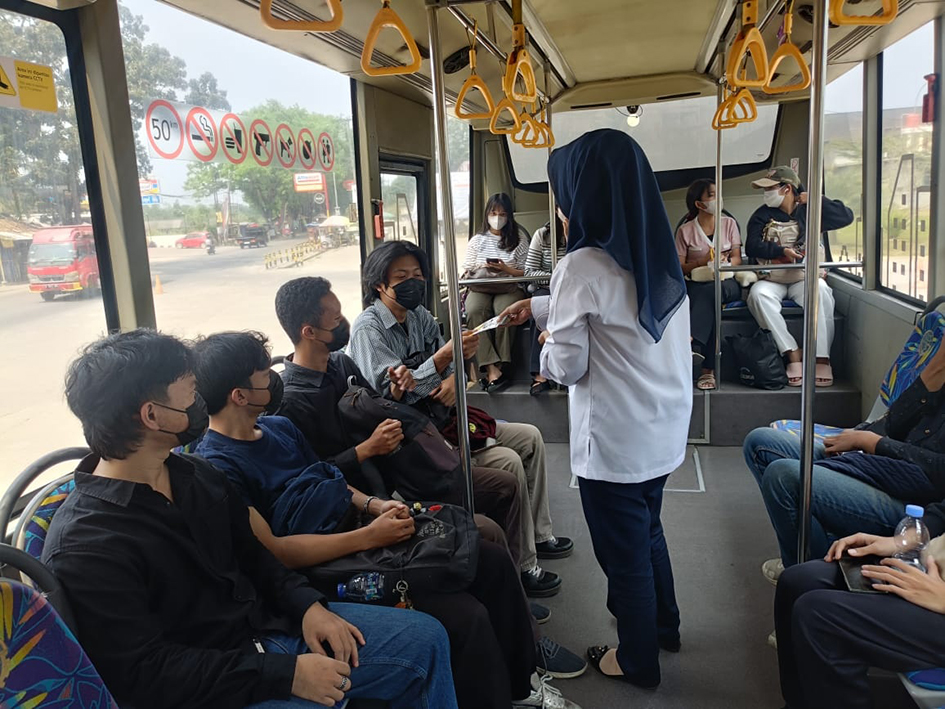 Dishub dan DAMRI Bagikan Masker untuk Penumpang