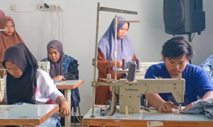 Puluhan Warga Desa Lebak Wangi Dapat Pelatihan Menjahit dan Perbengkelan Sepeda Motor