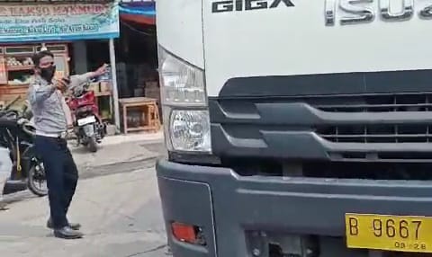 Viral, Truk Tanah Diputar Arah di Tangerang