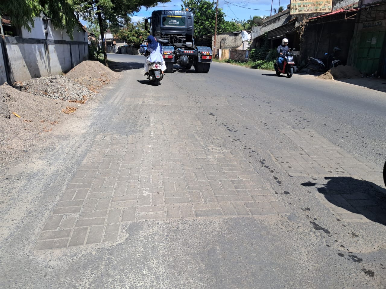 Dinas PUPR Lebak Tambal Jalan Berlubang Dengan Paving Block