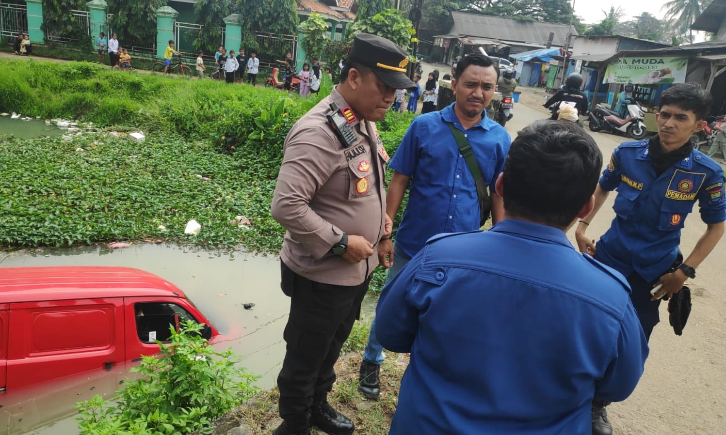 Jembatan Tanpa Pembatas Makan Korban, Mobil Ekspedisi Terjun ke Sungai