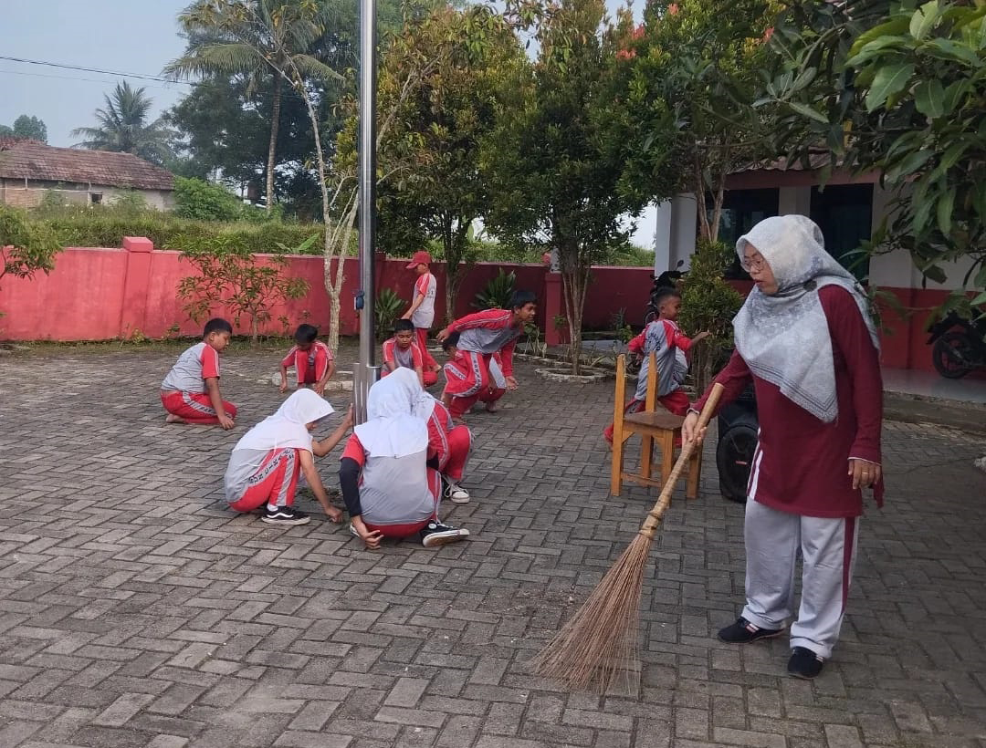SDN Cikare II Tetap Jaga Kebersihan Sekolah Meski Berpuasa