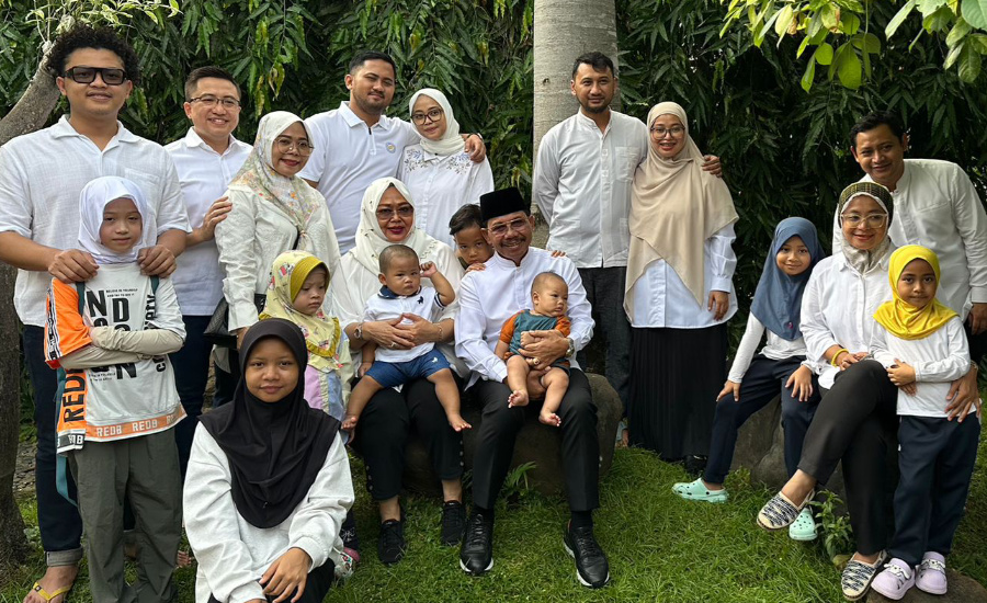 Sebelum ke TPS 18, Calon Wali Kota Tangerang Sachrudin Bercengkrama dan Foto Bersama Anak, Mantu, Cucu