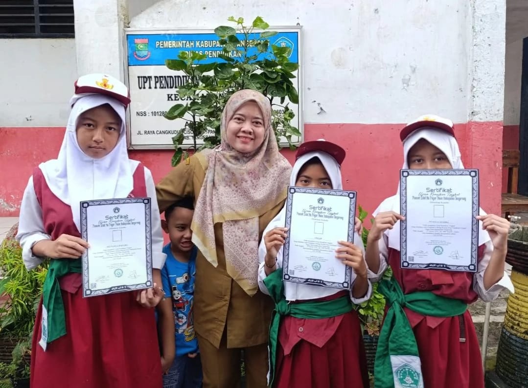 SDN Slapajang I: Tiga Juara Pencak Silat Dapat Penghargaan