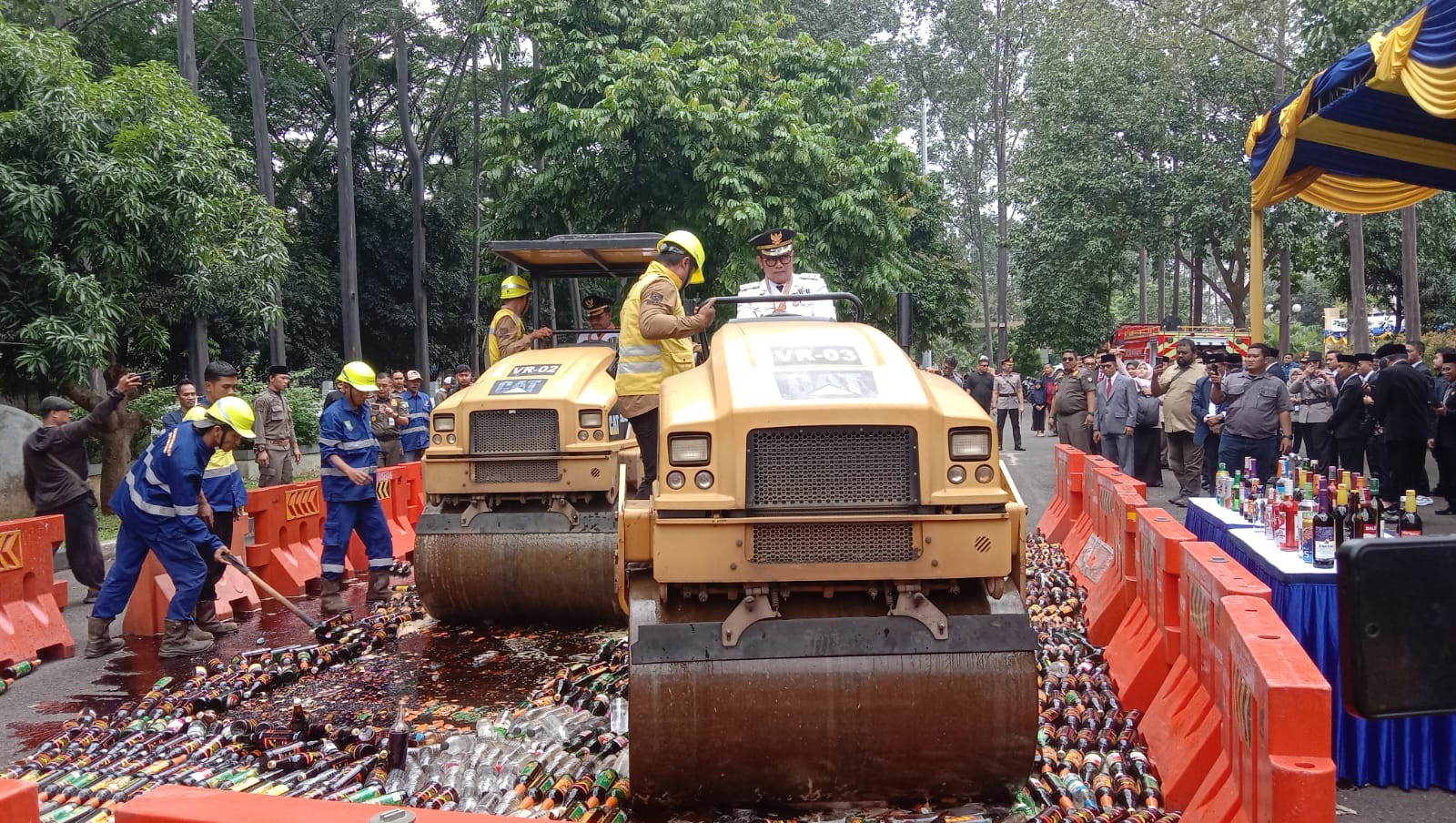 Ribuan Botol Miras Dimusnahkan Wujud Kota Akhlakul Karimah