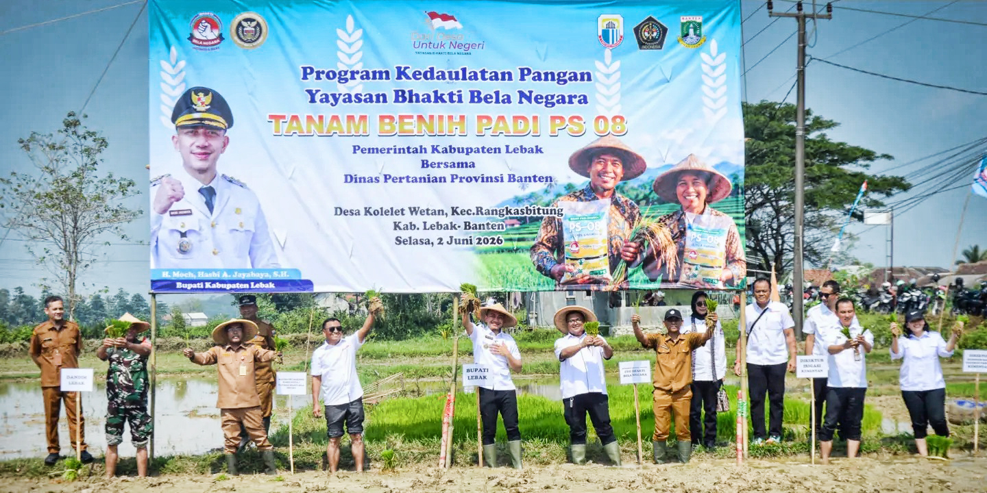 Bupati Hasbi Bersama Petani Tanam Padi Unggul