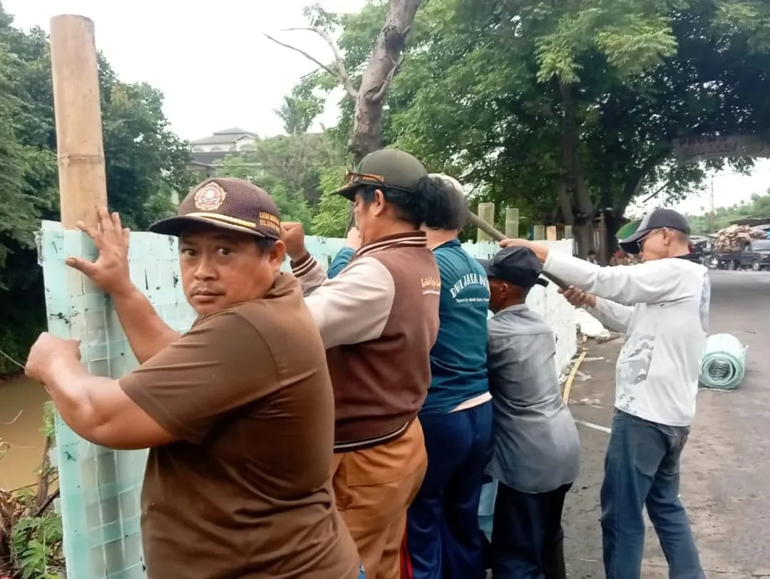 Bangun Pagar, Cegah Pembuang Sampah