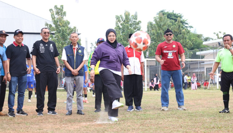 Kompetisi Sepakbola, Wabup Intan: Cetak Pesepakbola Mandiri dan Disiplin 