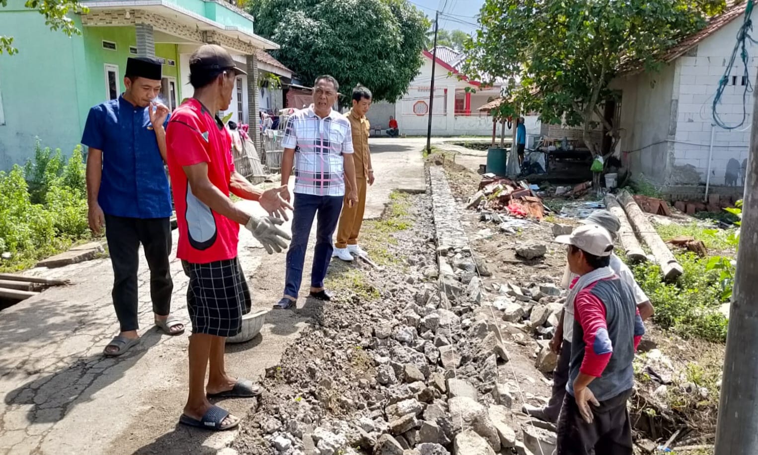 Warga Mauk Patungan Bangun Tanggul, TPT Jalan Kampung Bebulak, Desa Marga Mulya, Terancam Longsor