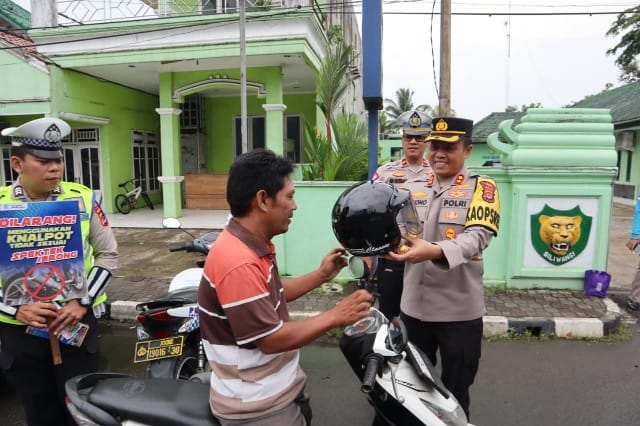 Polres Lebak Bagikan Helm Gratis Kepada Pengendara Motor 