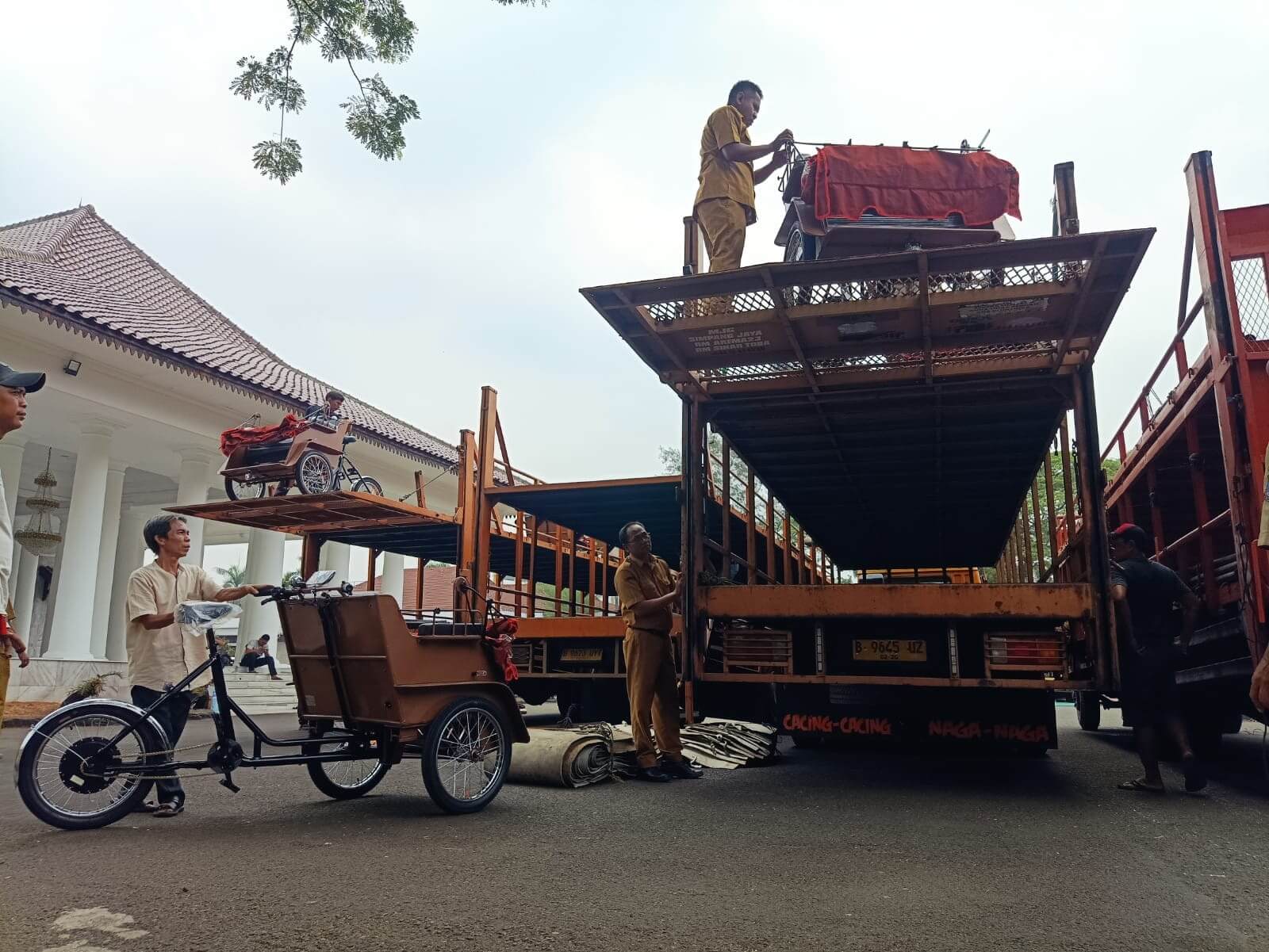 Presiden Berikan 190 Becak Listrik Untuk Warga Serang