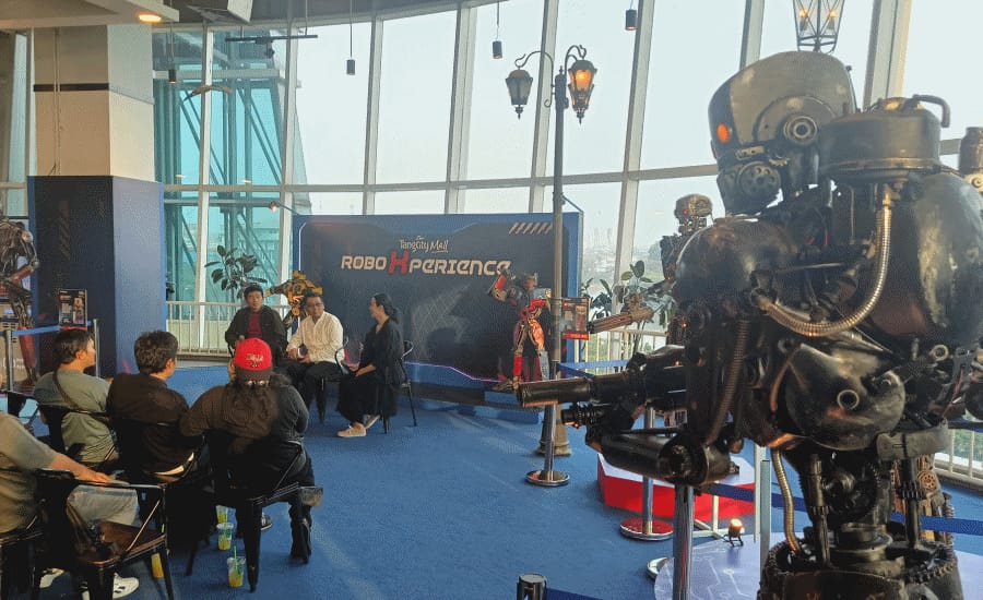 Tangcity Mall Pamerkan Robot Raksasa dari Onderdil Bekas Motor dan Mobil