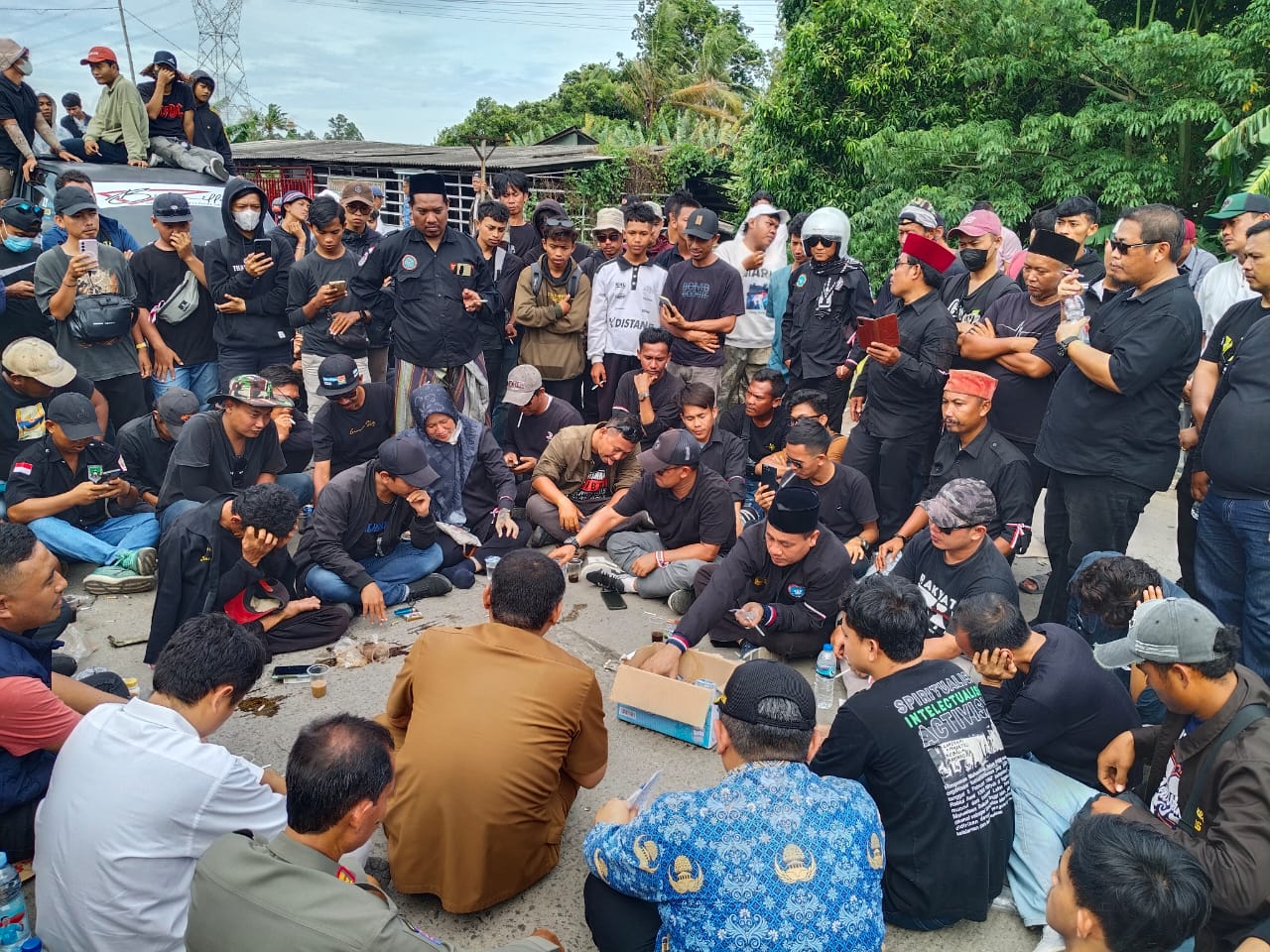 Warga Tagih Janji Sekda Banten